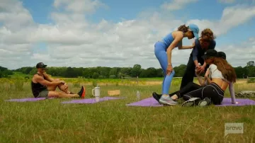Alo Yoga Airbrush High-Waist Heart Throb Legging worn by Misse Beqiri as seen in Ladies of London (S04E07)