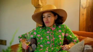 Vestido de Izzy con estampados de ciudad rosa en la selva amazónica llevado por Kimi Murdoch visto en Ladies of London (S04E08)
