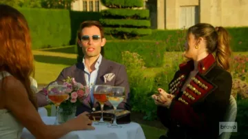 Chaqueta corta de pirata de Joshua Kane llevada por Lottie Kane tal como se ve en Damas de Londres (S04E08)