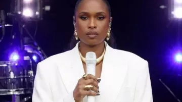 Ceremonia de Dedicación del Centro Presidencial Jennifer Hudson Blazer en Jennifer Hudson actúa en la ceremonia de apertura del Centro Presidencial Obama