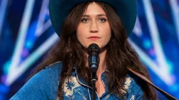Camiseta azul del oeste de America's Got Talent como se ve en America's Got Talent