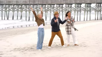 Zapatillas de cuero Saint Laurent Metallic Star usadas por Sarah Baeumler vistas en Battle on the Beach (S05E01)