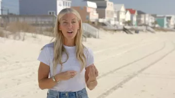 Iro Tercera camiseta que lleva Sarah Baeumler vista en Battle on the Beach (S05E01)