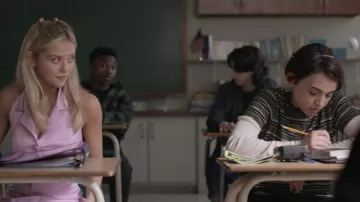 Mejor camiseta de CottonWhisk™ Emma de los domingos que lleva Liz (Gabrielle Policano) tal como se ve en Elle (S01E01)
