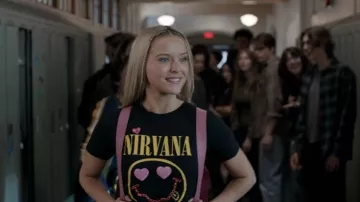 Camiseta gráfica cortada Aeropostale Nirvana que lleva Elle Woods (Lexi Minetree) como se ve en Elle (S01E01)