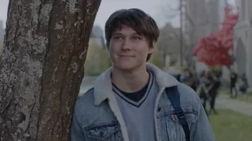 Chaqueta Sherpa Relaxed Fit de Levi que lleva Miles (Jacob Moskovitz) como se ve en Elle (S01E01)