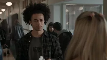 Camiseta de manga larga Vans Mte Divine Symmetry que lleva Dustin (Zac Looker) tal como se ve en Elle (S01E01)