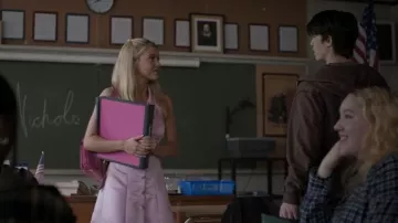Bolso mochila Gucci Pink Suede Bamboo Handle llevado por Elle Woods (Lexi Minetree) como se ve en Elle (S01E01)