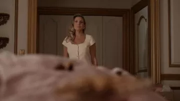 Camiseta Kya de manga corta de Amanda Uprichard llevada por Eva Woods (June Diane Raphael) como se ve en Elle (S01E01)