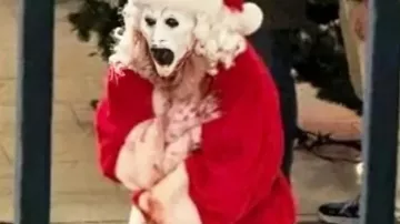 Abrigo rojo de Papá Noel David Howard que lleva Dwight Howard en TERRIFIER 3