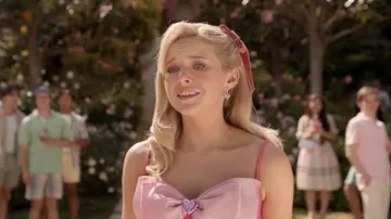Pendientes de corazón de gemas y armonía que lleva Elle Woods (Lexi Minetree) como se ve en Elle (S01E01)