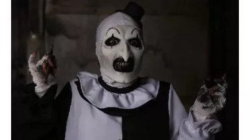 Halloween Terrifier 2 Arte El disfraz de payaso que lleva Art el Payaso (David Howard Thornton) tal y como se ve en Terrifier 2