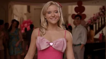 Jennifer Behr Velvet Pastilla de llazo de terciopelo usada por Elle Woods (Lexi Minetree) como se ve en Elle (S01E01)