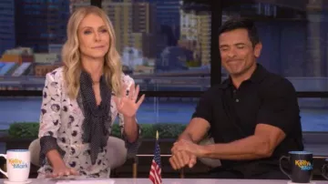 Vestido de georgette estampado por Prada que lleva Kelly Ripa, visto en LIVE with Kelly and Mark el 30 de junio de 2026