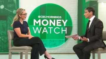 Elie Tahari Letti Twist Top llevada por Kelly O'grady, vista en CBS Mornings el 24 de junio de 2026
