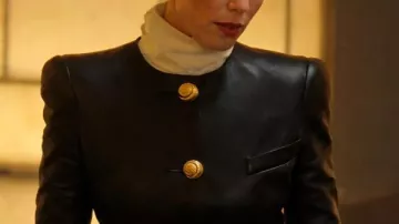 La chaqueta de cuero negra Ari Graynor de The Beauty 2026