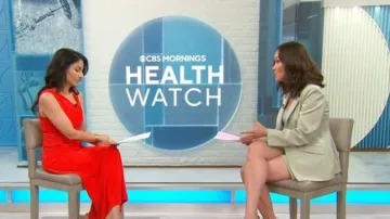 Me + Em vestido maxi fruncido con detalles asimétricos que lleva Celine Gounder, visto en CBS Mornings el 1 de julio de 2026