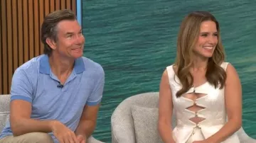 Chaleco Lein Deanna Peplum que lleva Sophia Bush, visto en CBS Mornings el 1 de julio de 2026