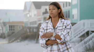 Camisa de franela American Eagle AE Boxy usada por Mika Kleinschmidt vista en Battle on the Beach (S05E05)