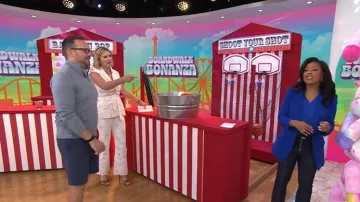 Pantalones de ojales Komi de Veronica Beard usados por Jenna Bush Hager como se ve en Today with Jenna & Sheinelle el 1 de julio de 2026