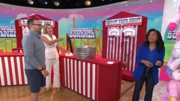 Pantalones vaqueros Cinq a Sept Pia que llevan Sheinelle Jones, vistos en Today with Jenna & Sheinelle el 1 de julio de 2026