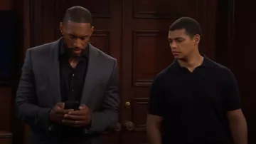 Polo Reiss Duchie que lleva Zende Forrester (Delon de Metz) como se ve en The Bold and the Beautiful (S39E202)