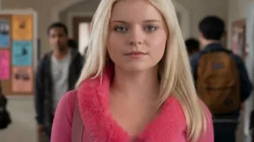 Cárdigan de cuello rosa de piel de Elle Minetree 2026 llevado por Elle Woods (Lexi Minetree) tal como se ve en Elle (T02)
