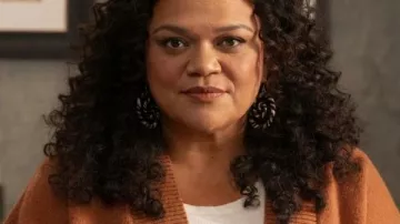 Supervivencia de la más gruesa S03 Mavis Beaumont Ladybug Cardigan llevada por Mavis Beaumont (Michelle Buteau) tal como se ve en Survival of the Thickest (S03)