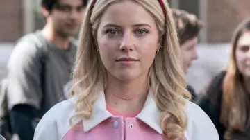 Lexi Minetree Elle 2026 Chaqueta rosa Hearts Pocket Varsity usada por Elle Woods (Lexi Minetree) tal como se ve en Elle (S02)