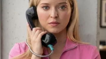 Vestido rosa de bolsillo con cremallera de Elle 2026 Lexi Minetree que lleva Elle Woods (Lexi Minetree) tal como se ve en Elle (T02)