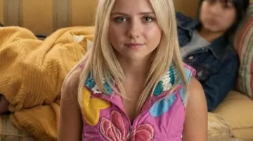 Chaleco floral rosa Lexi Minetree de Elle 2026 usado por Elle Woods (Lexi Minetree) tal como se ve en Elle (T02)