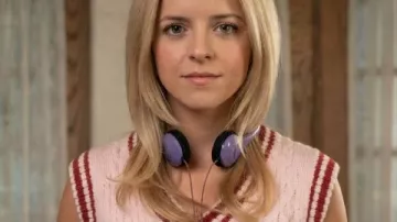 Chaleco de punto de Elle Lexi Minetree que lleva Elle Woods (Lexi Minetree) como se ve en Elle (S02)