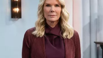 Brooke Logan, el audaz y el hermoso abrigo largo burdeos que lleva Brooke Logan (Katherine Kelly Lang), tal como se ve en El audaz y lo hermoso