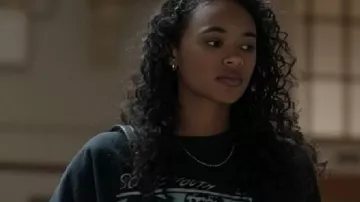 Elle 2026 Chandler Kinney Graphic Sweatshirt que lleva Kimberly (Chandler Kinney) tal como se ve en Elle (S02)