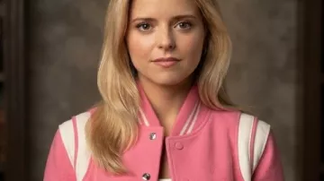 Chaqueta bomber rosa Elle Lexi Minetree 2026 llevada por Elle Woods (Lexi Minetree) tal como se ve en Elle (S02)