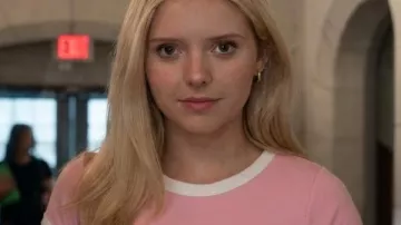 Elle Lexi Minetree Camiseta rosa de cereza usada por Elle Woods (Lexi Minetree) vista en Elle (S02)