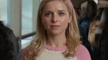 Elle 2026 Lexi Minetree Pink Sweatshirt usada por Elle Woods (Lexi Minetree) vista en Elle (S02)