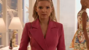 Elle Lexi Minetree, americana rosa cruzada, usada por Elle Woods (Lexi Minetree) como se ve en Elle (T02)