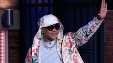 LL Cool J Late Night con Seth Meyers S12 Hoodie de LL Cool J en LL COOL J afirma que él acuñó "GOAT"; Dice que el rock publicitario de los Beastie Boys ayudó a lanzar su carrera