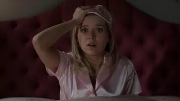 Traje de fiesta para fiesta que lleva Elle Woods Woods (Lexi Minetree) Legalmente rubia, Elle Pearl Pearl Sleep Pink Eye Mask Sleep, que lleva Elle Woods (Lexi Minetree), tal como se ve en Elle (S01E02)