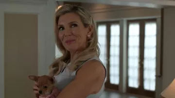 Pendiente de botón redondo con botón y botón de Chanel CC rosa intenso llevado por Eva Woods (June Diane Raphael) tal como se ve en Elle (S01E02)
