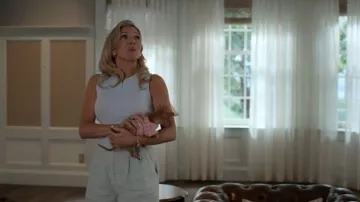 Chaleco de Jersey de Croquet de Aritzia llevado por Eva Woods (June Diane Raphael) como se ve en Elle (S01E02)