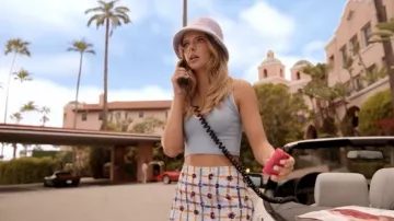Falda de seda Marni con estampado Saraband llevada por Madison (Jessica Belkin) tal como se ve en Elle (S01E02)