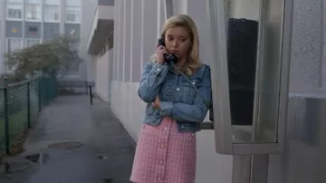 Chaqueta Aeropostale Classic Denim Trucker llevada por Elle Woods (Lexi Minetree) como se ve en Elle (S01E02)