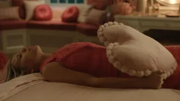 Almohada en forma de corazón de Aels que lleva Elle Woods (Lexi Minetree) como se ve en Elle (S01E02)