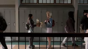 Sandalias de cuña metálicas de cuero Mach & Mach Double Heart llevadas por Elle Woods (Lexi Minetree) tal como se ve en Elle (S01E02)