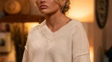 Natalie Alyn Lind Jersey Blanco Oversize de Dutton Ranch