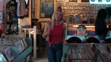 Bolso de hombro de cuero Burberry TB llevado por Elle Woods (Lexi Minetree) como se ve en Elle (S01E02)