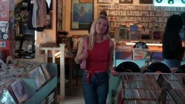 Marc Jacob La pierna recta floral de cinco bolsillos vaquera que lleva Elle Woods (Lexi Minetree) como se ve en Elle (S01E02)