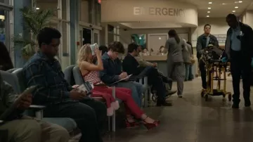 Cuña plataforma Terry De Havilland Margaux Rosa Intenso Medio usada por Elle Woods (Lexi Minetree) vista en Elle (S01E02)